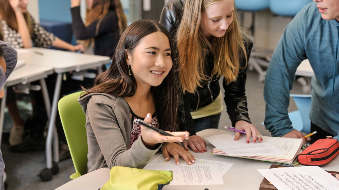 Estudiantes en clase de humanidades y sociales