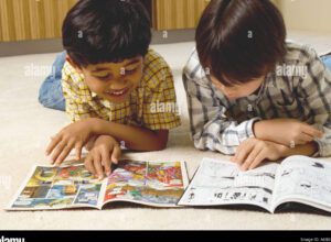 una imagen colorida de un nino sonriente leyendo un comic